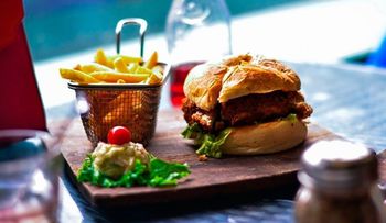  Casi la mitad de bolivianos son obesos por comida "chatarra", marchan contra la proliferación