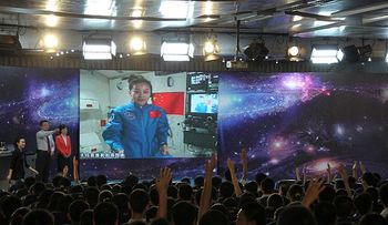 China: Astronautas dan conferencia a estudiantes desde el espacio