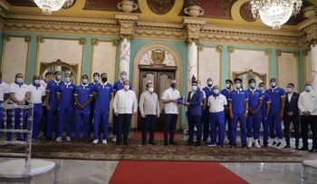 Presidente Abinader recibe a la selección nacional de baloncesto que busca clasificar en el Mundial de Baloncesto 2023