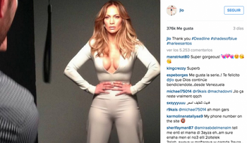 Jennifer Lopez presume de su cinturita y profundo escote a los 46 años