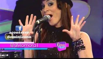 La presentadora que renunció del Pachá cantando con Silvio Mora
