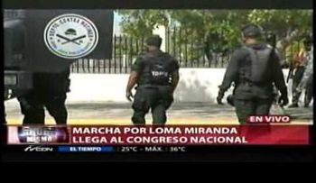 Decenas marchan por el malecón en caravana del orgullo gay