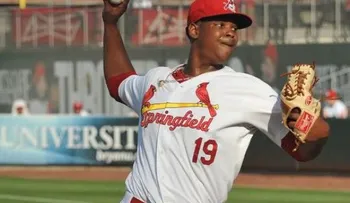 Dominicano Alex Reyes deleita en su debut con Cardenales (VIDEO)
