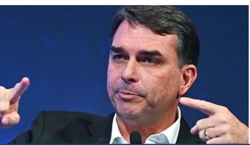 Flávio Bolsonaro lanza su candidatura con apoyo de Milei