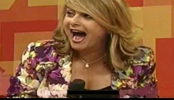 Presentador se le tira a Nuria en vivo