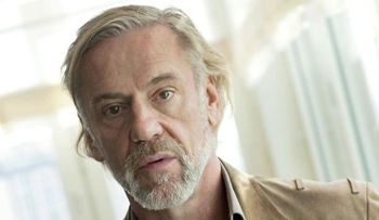 Roland Mary, el marido de la novia de Brad Pitt, tiene 68 años