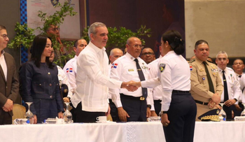 Abinader juramenta 2,421 nuevos agentes policiales