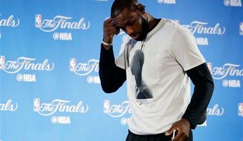 Escriben frase racista en casa de LeBron James en Los Ángeles