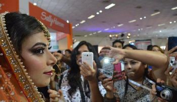 El multimillonario negocio de la obsesión por la piel clara en India