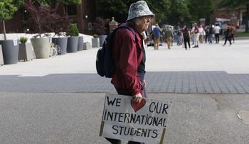 Trump adelanta un plan para anular las ayudas a universitarios indocumentados, dicen activistas