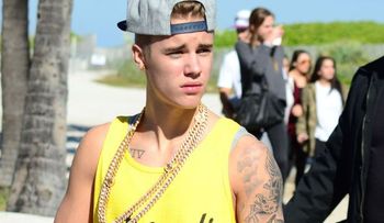 Justin Bieber lleva a Selena a Canadá a conocer su familia