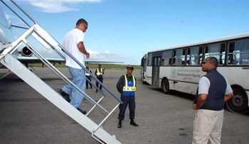 EE.UU. deporta otros 101 expresidiarios criollos tras cumplir condenas