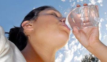 Grandes beneficios de beber agua con el estómago vacío 