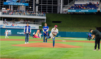 Luis Abinader lanza primera bola en el Clásico Mundial de Béisbol