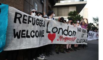 Gobierno británico evita desalojo de hotel de migrantes en Londres