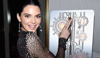 Kendall Jenner lució su look más sexy, con un escote hasta el ombligo