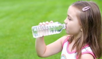 ¿Cómo fomentar el hábito de beber agua en los niños?