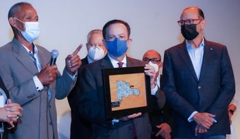Gobernador Valdez Albizu recibe reconocimiento de artesanos