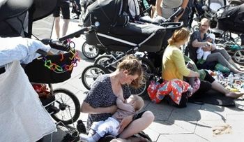 Madres protestan amamantando en público