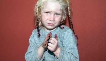 Miles de llamadas tras descubrimiento de niña rubia en campo gitano en Grecia