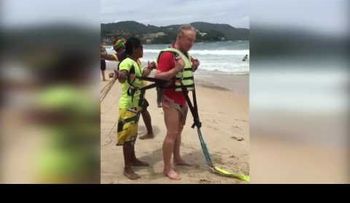 Graba la trágica muerte de su esposo cuando hacía "parasailing"