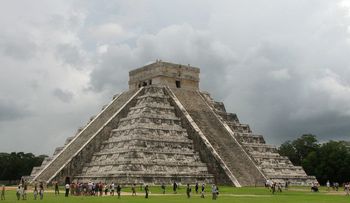 Arqueólogos descubren torre de cráneos de 500 años y otro horrible misterio azteca