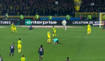 Un árbitro le tiró una patada y expulsó a un jugador que lo había empujado en el duelo entre PSG y Nantes