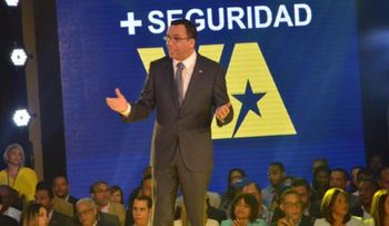 Navarro propone un Pacto Nacional para "construir el país que soñamos", renuncia de Educación