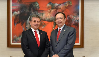 Gobernador Valdez Albizu recibe al nuevo embajador de Chile en RD