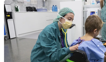 Padres podrán acompañar a menores a quirófano en Sant Pau