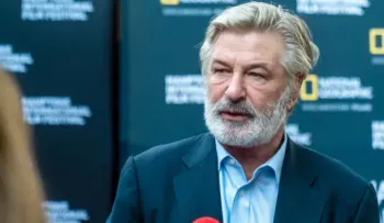 La Fiscalía estadounidense rebaja los cargos contra Alec Baldwin