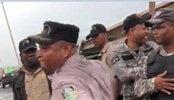 La Policía suspende teniente coronel que golpeó a miembro de DD.HH. en Los Frailes