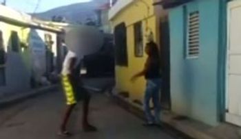 Joven golpea una mujer que se cree es su madre
