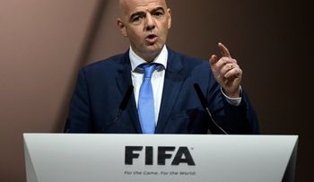 La FIFA trata de reconstruir su imagen manchada, pero los fanáticos no están convencidos
