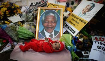Mandela conectado a una máquina para poder vivir