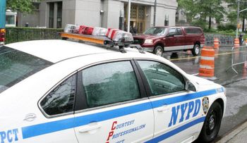 Cierran escuelas de dos distritos en Nueva York mientras buscan hombre armado