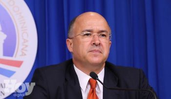 Domínguez Brito entrega útiles escolares a hijos de internas en Najayo