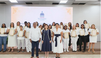 Raquel Peña honra a mujeres de DASAC