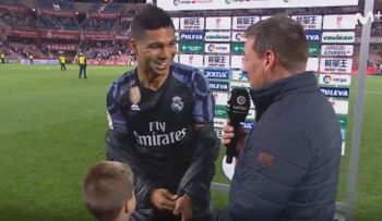 Un niño interrumpe una entrevista con un jugador del Real Madrid para pedirle la camiseta