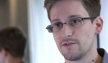 Autorizan a Snowden salir del aeropuerto de Moscú