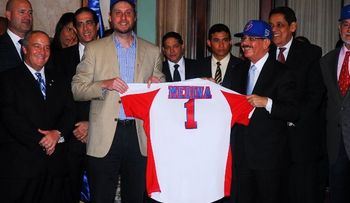 Danilo con la gorra y la camiseta oficial de la Serie del Caribe