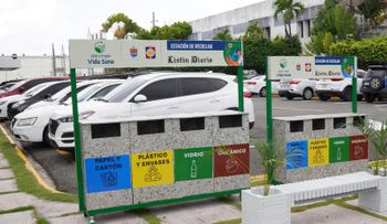 UCNE entrega estaciones de reciclaje a Listín Diario para fomentar la educación ambiental