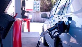 Gobierno congela precios de los combustibles 