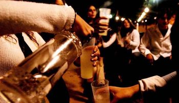 Los atracones de bebida podrían aumentar presión arterial hombres jóvenes