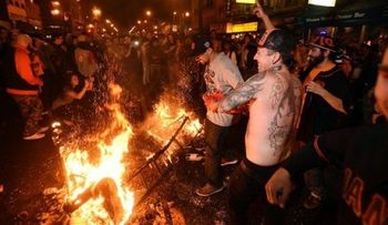 Celebración triunfo Gigantes SF dejó 4 heridos y policías atacados a botellazos 