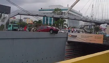 Conductor pierde el control y sube vehículo a muro del túnel de la 27 con Gómez