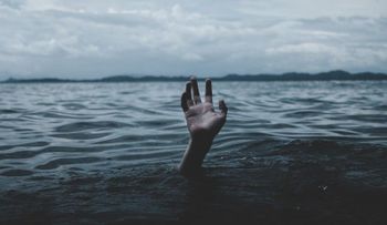 Tenía una "crisis de salud mental", madre se tiró al mar atada con su niño de cinco años, en Reino Unido 