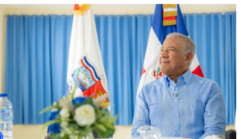 Bautista entrega camiones y apoyo a obra en SDE