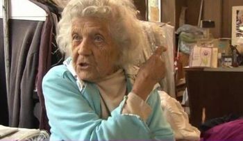 NY: Mujer de 100 años trabaja 11 horas diarias 6 días por semana