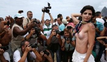 Decenas de personas exigen la legalización del "topless" en Río de Janeiro